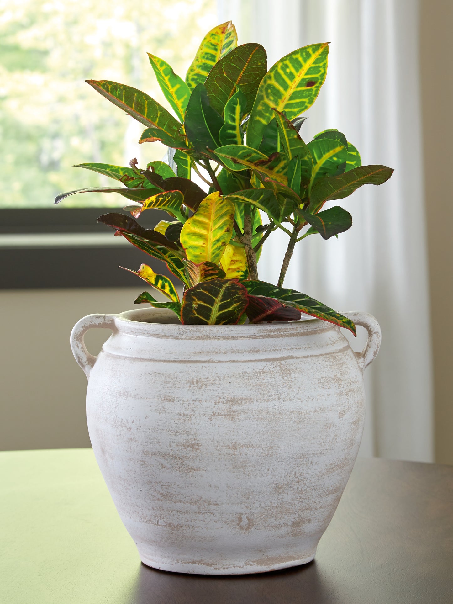 Bradenton Furniture Outlet - Ashley Furniture - Meadie Vase - Vase / Distressed White - A2000787