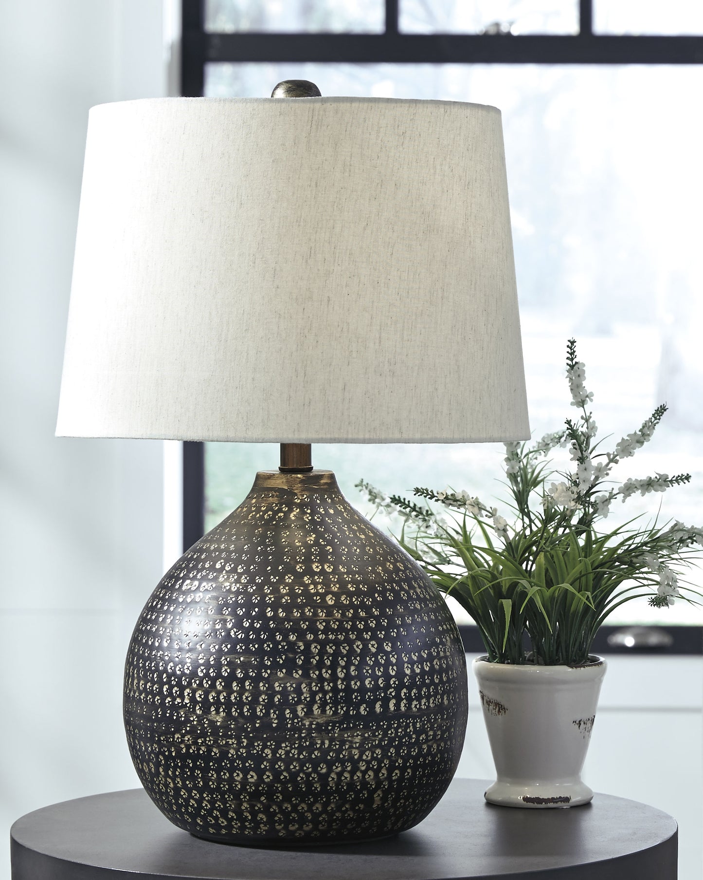 Bradenton Furniture Outlet - Ashley Furniture - Maire Lighting - Table Lamp (Set of 2) / Black/Gold Finish - L207294X2