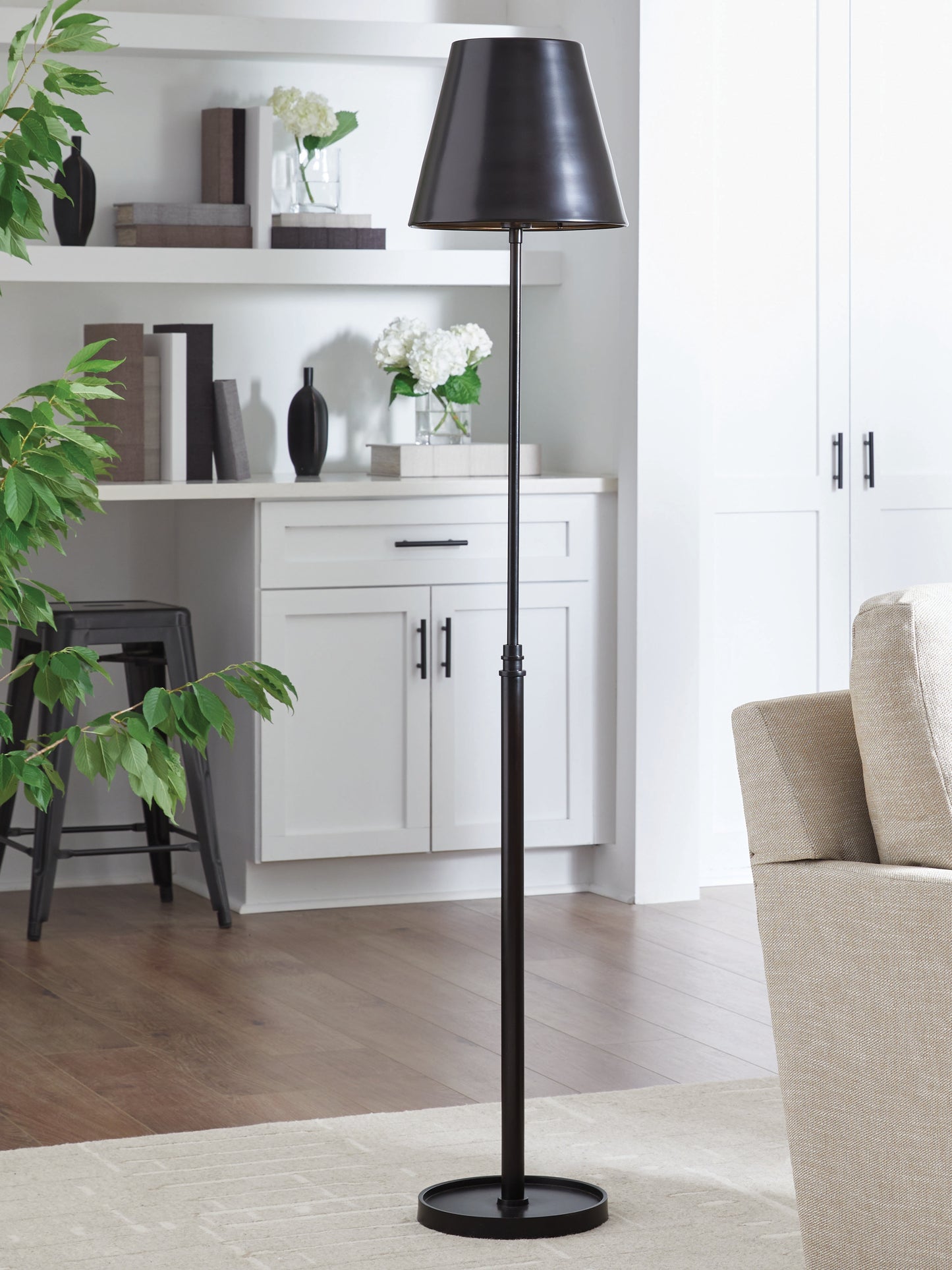 Bradenton Furniture Outlet - Ashley Furniture - Wimner Lighting - Metal Floor Lamp (1/CN) / Antique Bronze Finish - L208461