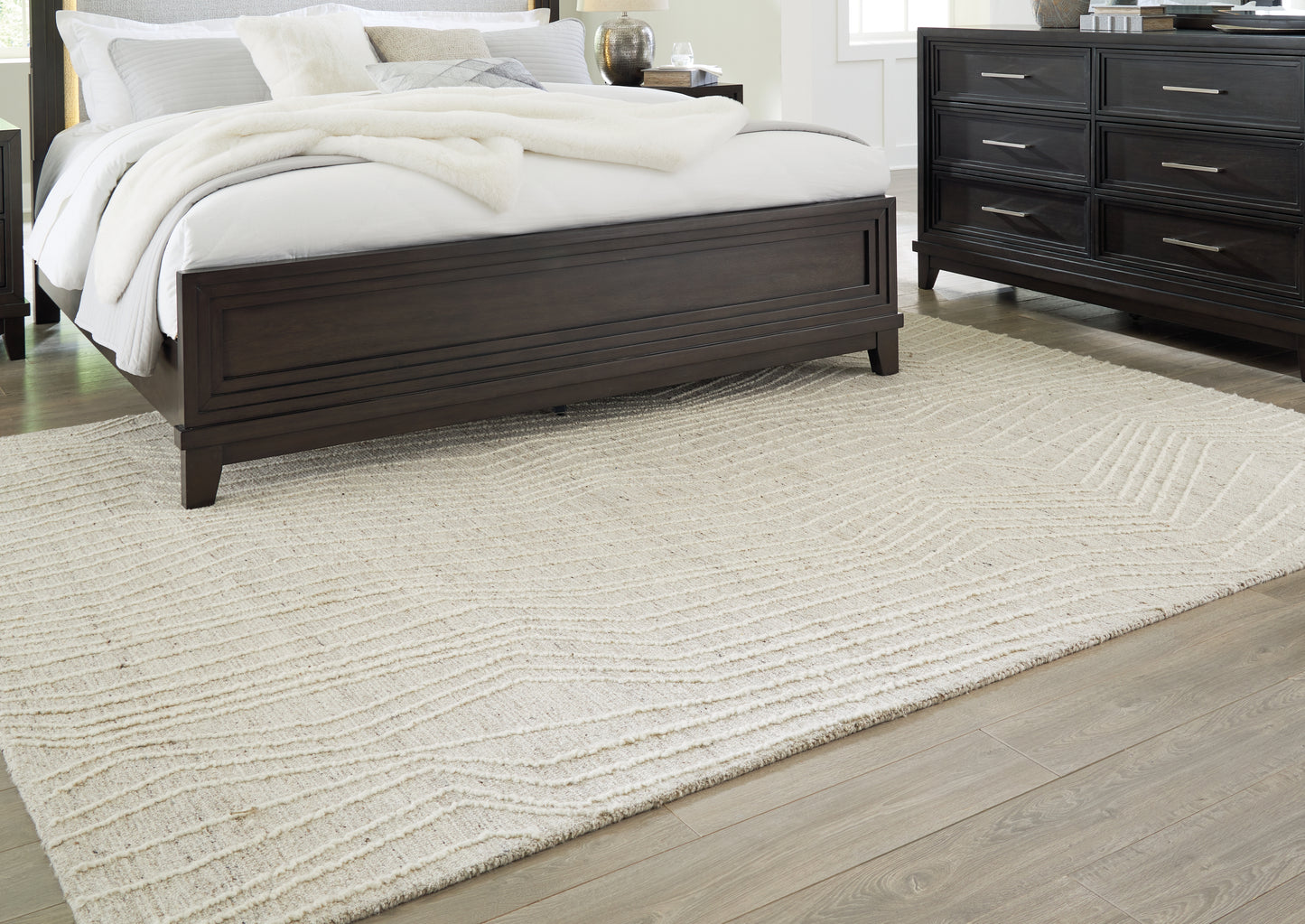 Bradenton Furniture Outlet - Ashley Furniture - Varahill Rug - 8' x 10' Rug / Gray/Ivory - R406931