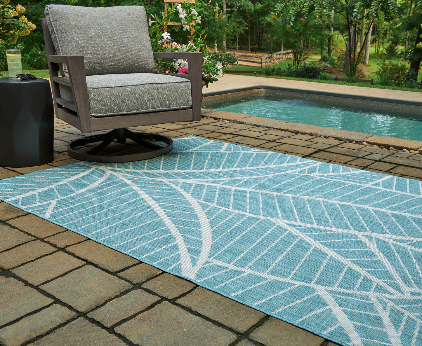 Bradenton Furniture Outlet - Ashley Furniture - Hulsia Rug - 5' x 7' Rug / Ivory/Aqua - R900122