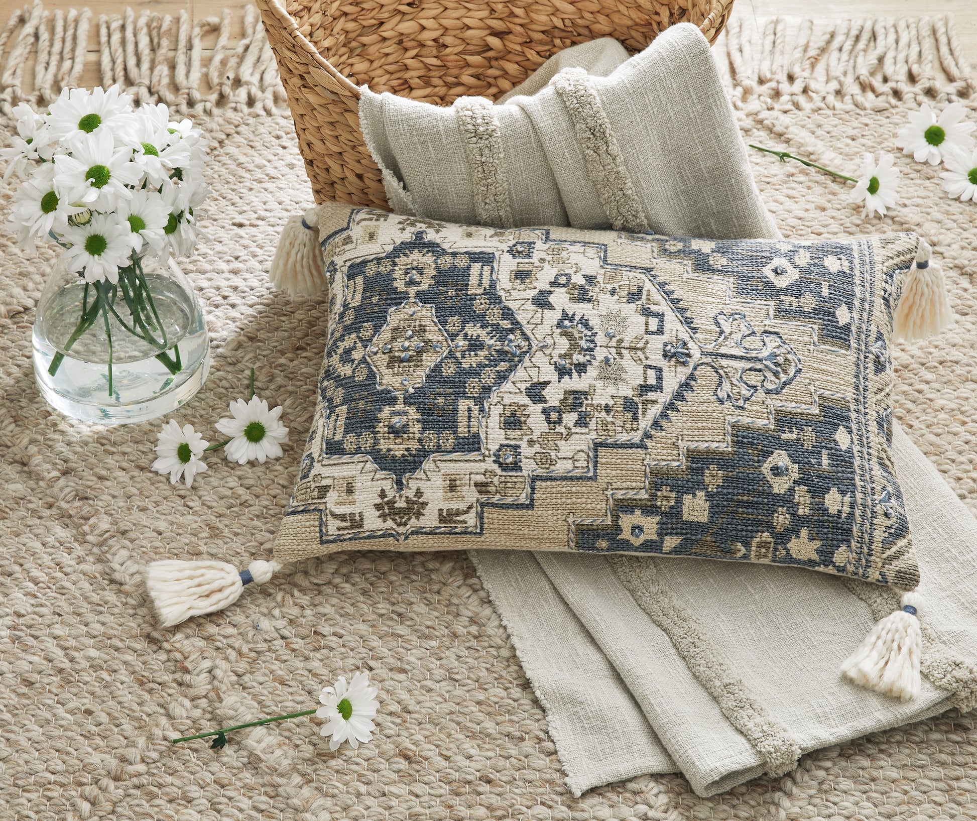 Bradenton Furniture Outlet - Ashley Furniture - Winbury Pillows - Pillow (4/CS) / Blue/Tan/White - A1001035