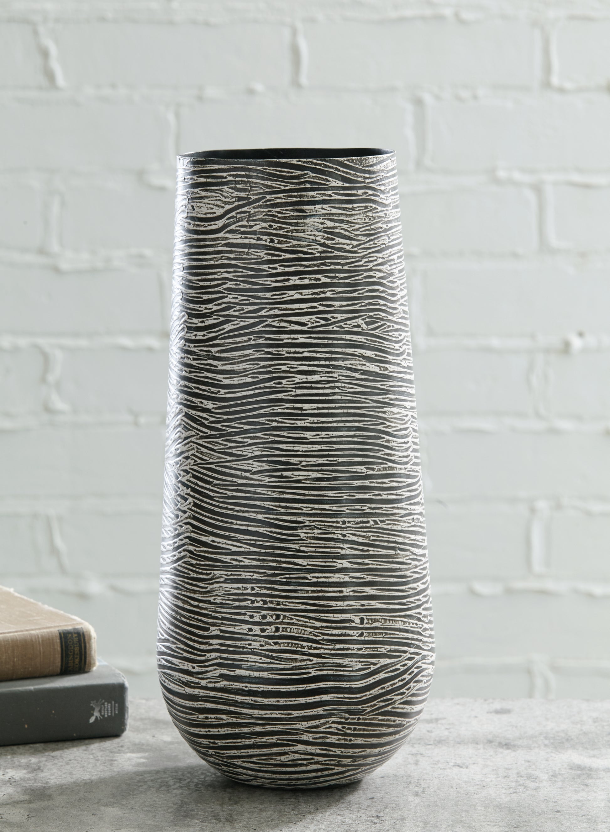 Bradenton Furniture Outlet - Ashley Furniture - Fynn Vase - Vase / Antique Gray - A2000515