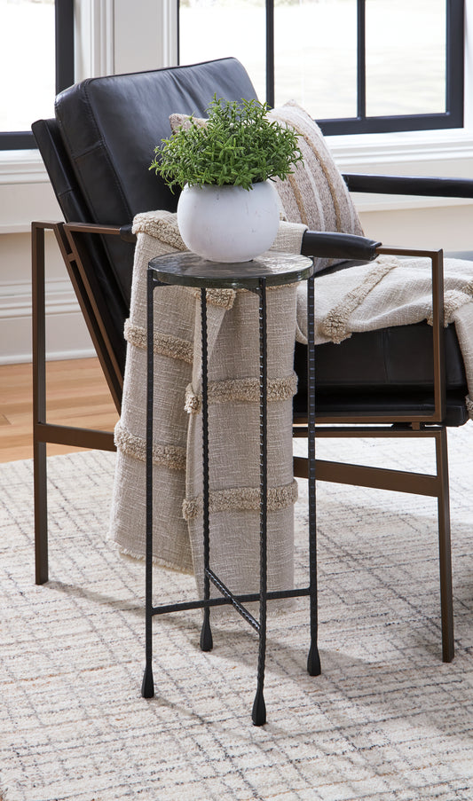 Bradenton Furniture Outlet - Ashley Furniture - Newgoren Accent Table - Accent Table / Clear/Black - A4000631