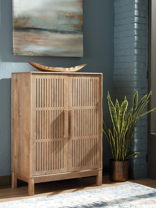 Bradenton Furniture Outlet - Ashley Furniture - Pellamour Bar Cabinet - Bar Cabinet / Natural Brown - A4000698