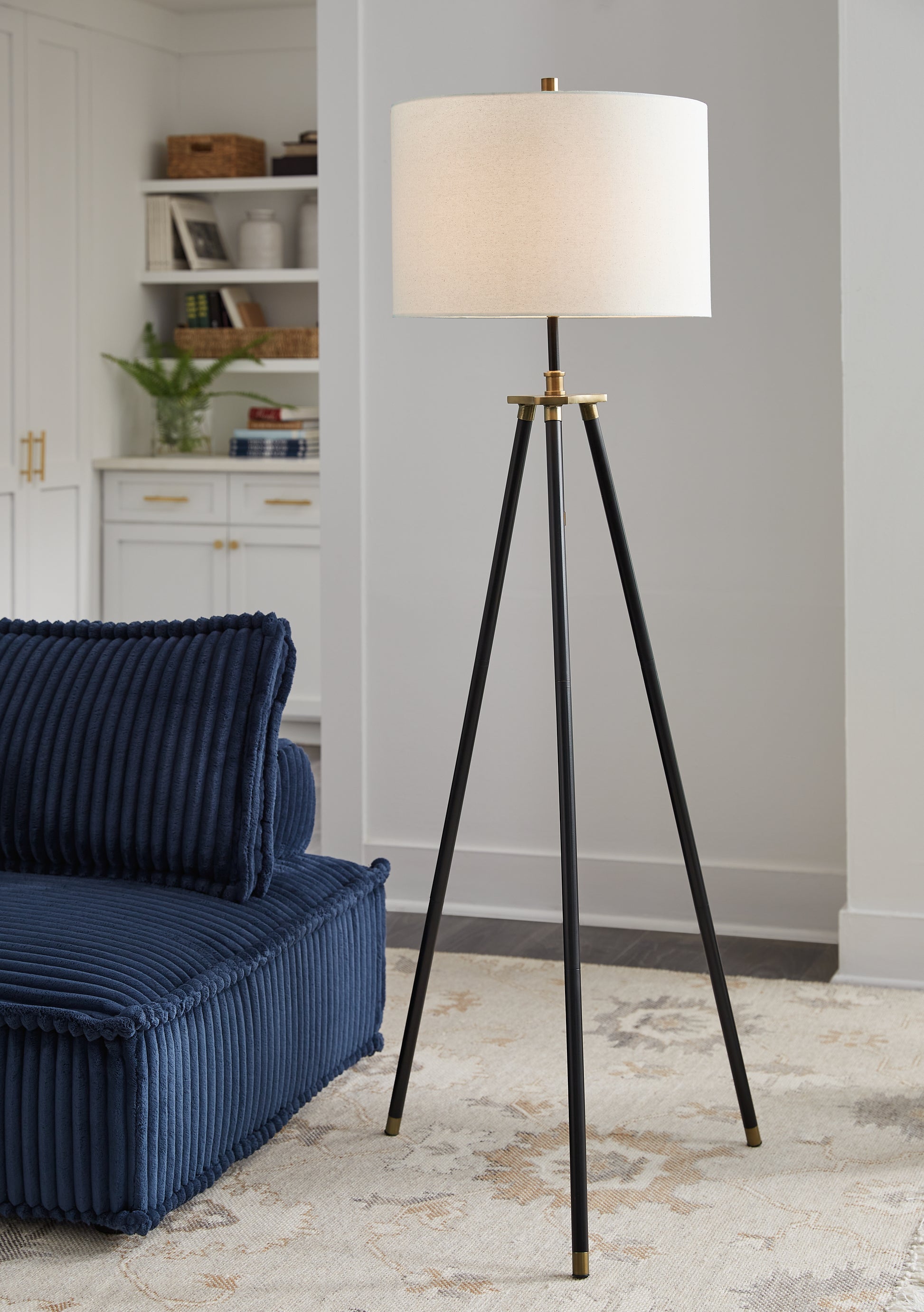 Bradenton Furniture Outlet - Ashley Furniture - Cashner Lighting - Metal Floor Lamp (1/CN) / Black/Gold Finish - L206101