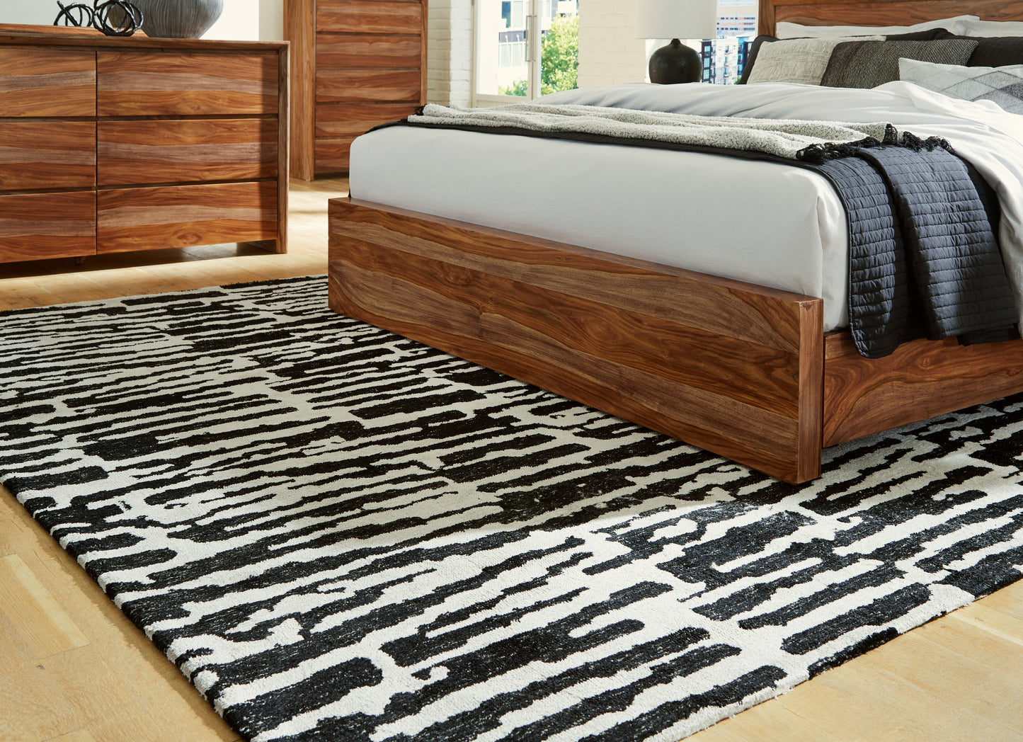 Bradenton Furniture Outlet - Ashley Furniture - Bramshaw Rug - 8' x 10' Rug / Black/Ivory - R406761