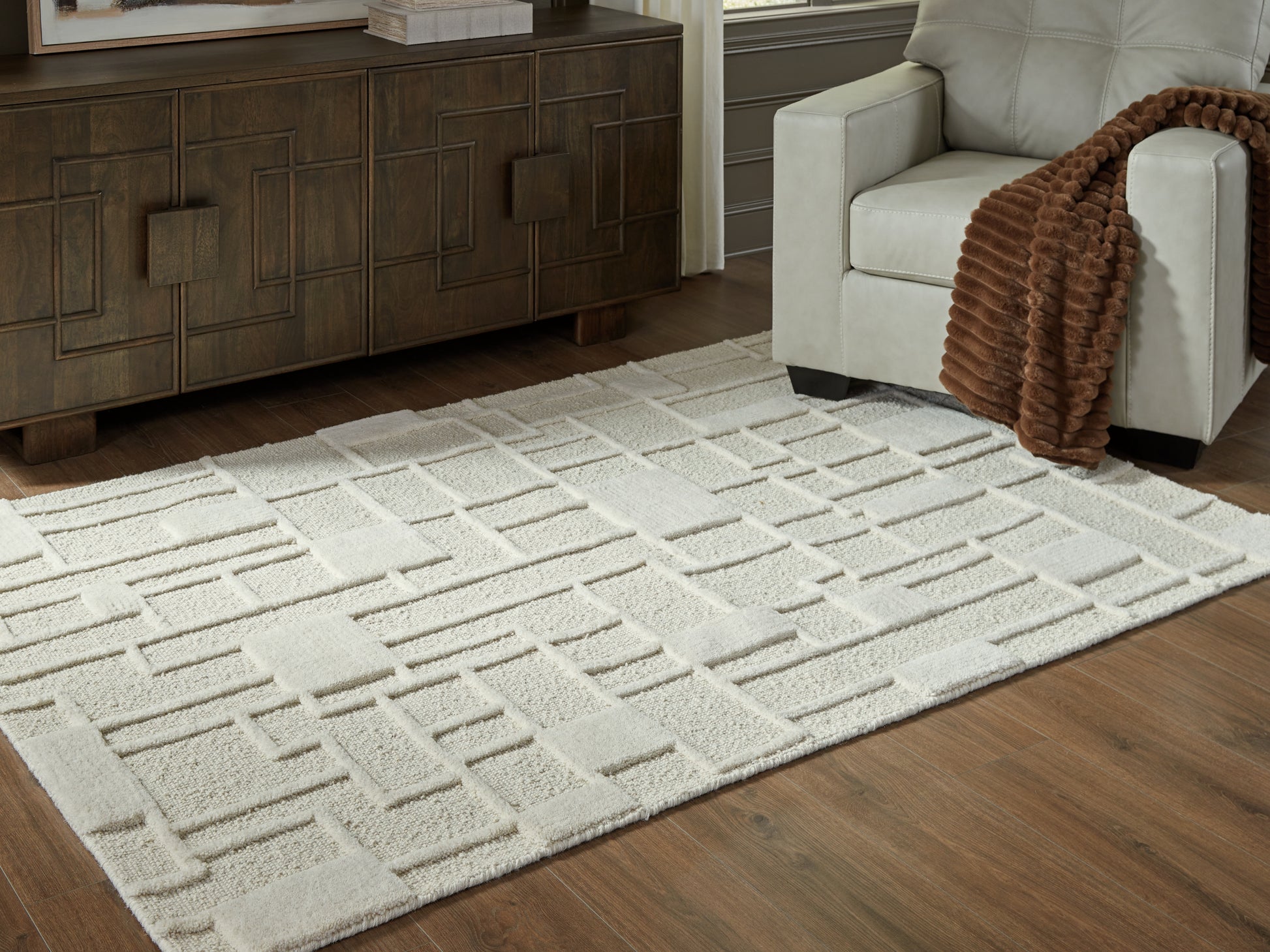 Bradenton Furniture Outlet - Ashley Furniture - Empriss Rug - 5' x 7' Area Rug / Ivory - R407622