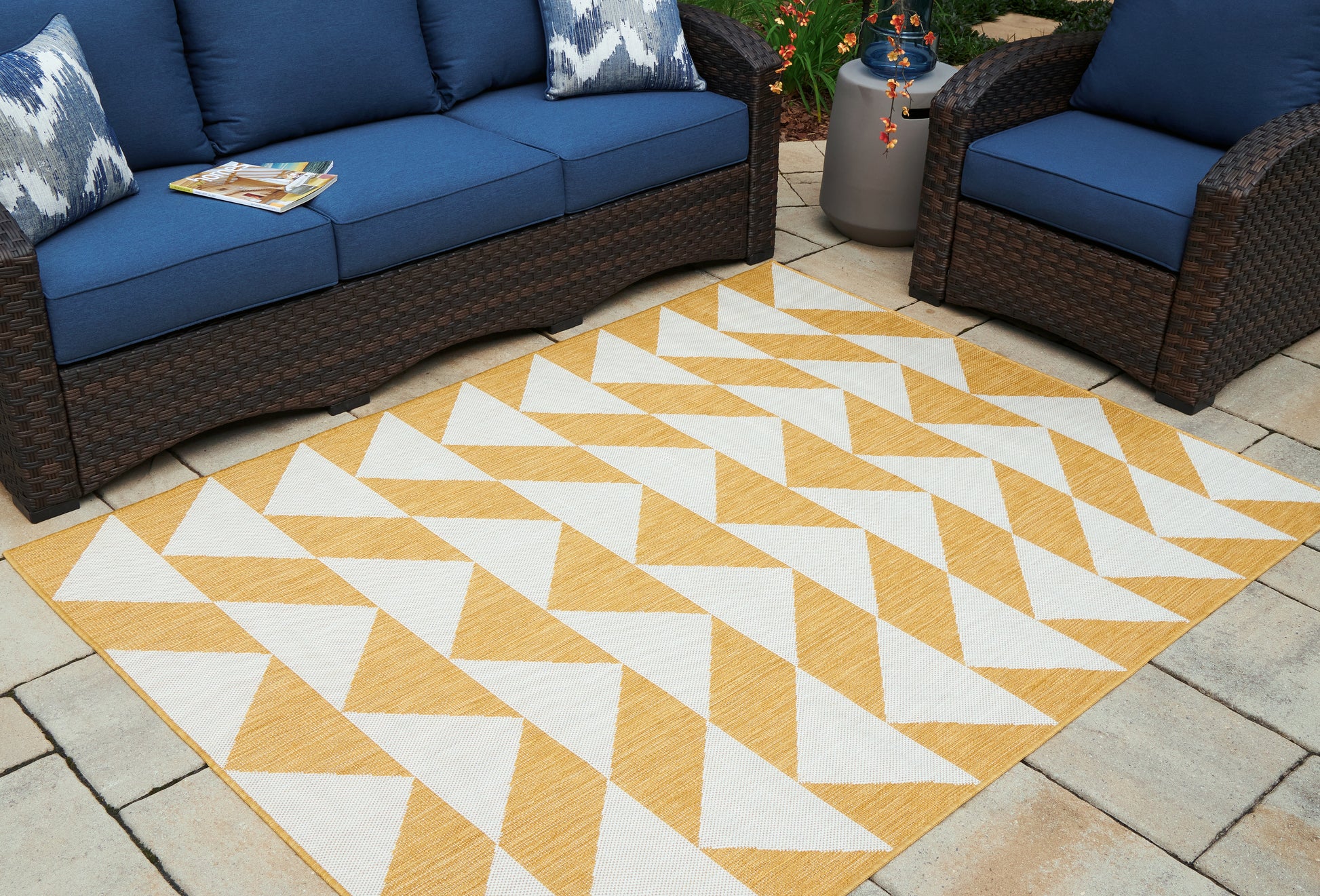 Bradenton Furniture Outlet - Ashley Furniture - Thomley Rug - 5' x 7' Rug / Ivory/Yellow - R900062