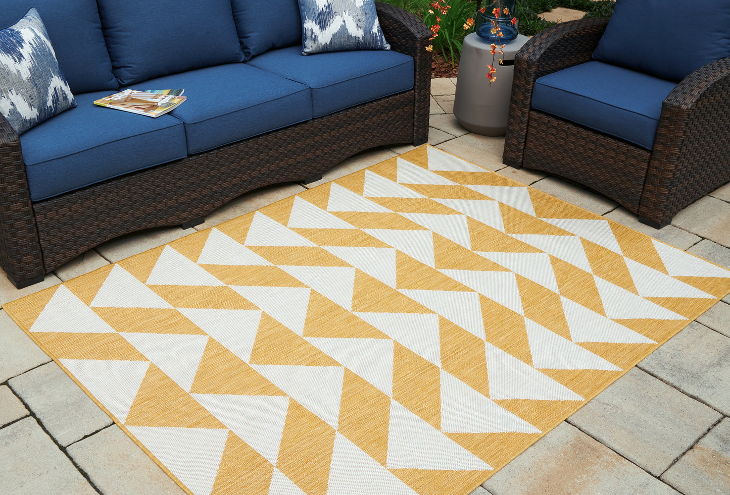 Bradenton Furniture Outlet - Ashley Furniture - Thomley Rug - 8' x 10' Rug / Ivory/Yellow - R900061