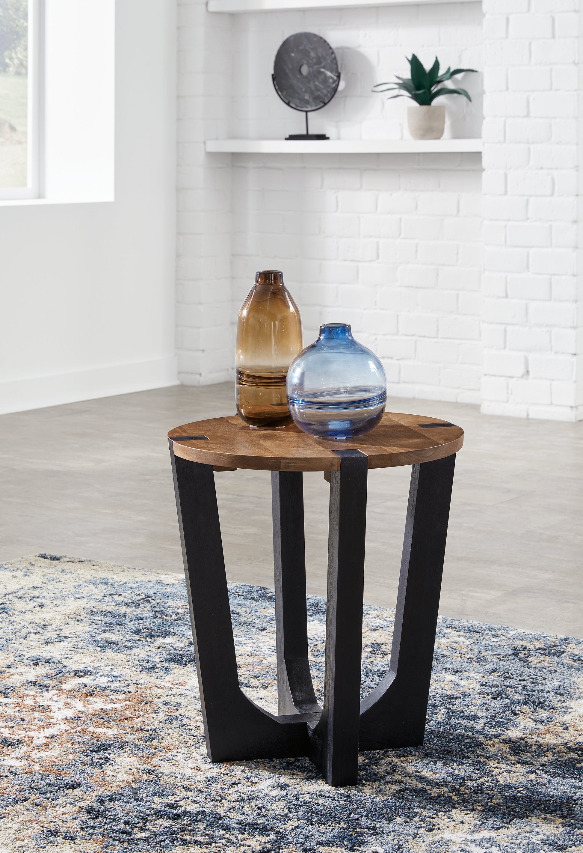 Bradenton Furniture Outlet - Ashley Furniture - Hanneforth End Table - Round End Table / Brown/Black - T726-6