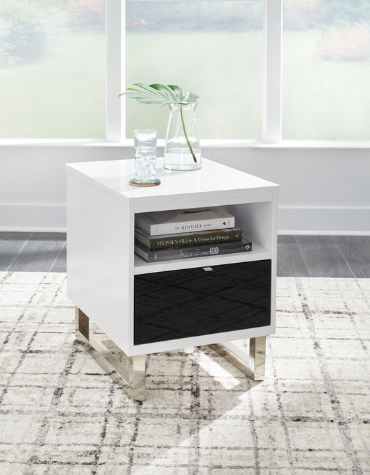 Bradenton Furniture Outlet - Ashley Furniture - Gardoni Chairside End Table - Chair Side End Table / White/Black - T756-7